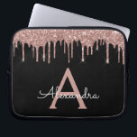 Monogram för Svarta Glitter-Gnistran rosa ros Laptop Fodral<br><div class="desc">Rosa ros Guld och Black Faux Dripping Modern och Elegant Girly Glitter och Gnistra Elegant Monogram Fodral. Fodral kan anpassas så att det omfattar ditt första och första namn.</div>