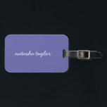 Monogram för Trendig Modern Peri Lila-skript Bagagebricka<br><div class="desc">Få redo för nästa semester- eller affärsresa med det här Trendiget Modern Peri Lila Script Monogram Namn Luggage Tag-numret. Kan anpassas med ditt eget namn på framsidan och din kontaktinformation på baksidan.</div>