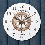 Monogram för utformning av marin sjö- eller sjöhju stor klocka<br><div class="desc">Nautical Marine Boat Wheel Design Monogram Large Clock Personlig Family Namn eller monogram och år har etablerat Nautical Marine Boat Wheel Design Monogram Large Clock i ett trendig nautiskt stil med arabisk numerisk klocka ansikte på en båthjulsbackdesign. Perfektens gåva till nyfödda, bröllop eller husuppvärmning eller gåva till mor- eller farföräldrar,...</div>