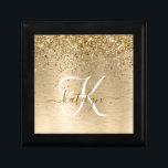 Monogram för utskrift av Guld Brushed Metall Glitt Minnesask<br><div class="desc">Anpassa enkelt den här presentboxen för chic i trendig med söt guld mousserande glitter på en borstad metallbakgrund i guld.</div>