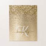 Monogram för utskrift av Guld Brushed Metall Glitt Pussel<br><div class="desc">Anpassa enkelt chicen i trendiget till pussel med gnisttändning av söt guld som gnidar glitter mot guld på en borstad metallbakgrund i.</div>