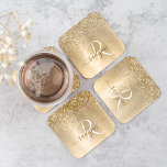 Monogram för utskrift av Guld Brushed Metall Glitt Underlägg Papper Kvadrat<br><div class="desc">Den här chicen av trendig är enkelt att anpassa papper underlägg utformning med gnistrande glitter i söt guld på en borstad metallbakgrund i guld.</div>