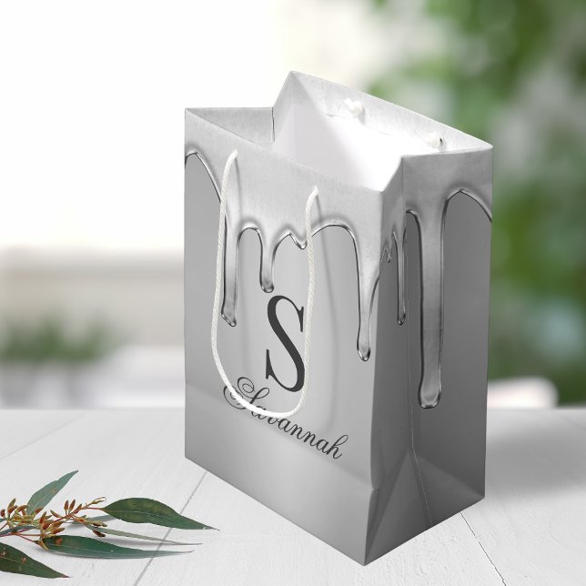 Monogram för vätskefyllda Metall i silver (Silver Chrome Drips Liquid Metal Monogram Medium Gift Bag)