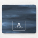 Monogram för vattenfärg | för sjöhamn djup musmatta<br><div class="desc">Gör ett intryck med denna unika mousepad.
Den presenterar en djup marinvattenfärgbakgrund och en fläck för din inramade monogram i vit i förgrunden.   Alla inslag av detta objekt är den låsta upp anpassadet,  så har roligt som skapar och skapar den ditt eget.</div>