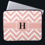 Monogram för vit Chevron från rosa ros Guld Faux F Laptop Fodral<br><div class="desc">Skydda din bärbara dator i stil med denna elegant och sleeve för rosa av söt. Utformningen har vit och faux ro guld-folie chevron zig-zag mönster och rand,  och ditt personlig monogram i ett enkelt modernt svart typografiskt teckensnitt. Den här snyggten och trendiget fodral ger henne en chic.</div>