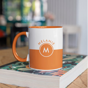 Monogram för vit och orange delad på skärm mugg