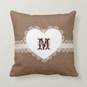 Monogram för vitsnörehjärta på Burlap - shabby Kudde