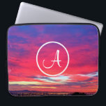Monogram första Shock rosa Blue Sunset Photo Simpl Laptop Fodral<br><div class="desc">Skriv in ett valfritt monogram brev och få inspiration varje gång du användor detta fotografiska neoprene laptop sleeve av en bedövande solnedgång av hett-klämmor, orangar, lila och kornblommor. . Laptop sleeve finns i tre storlekar: 15, 13 och 10 tum. Gör en underbar gåva till någon speciell! Du kan enkelt anpassa...</div>