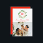 Monogram foto av årsmassan Vintage Julkort<br><div class="desc">En elegant krans av holly och mistletoe accentuerar familjen namn ett brev monogram på detta enda helgdag för fotomollkort i ett landskap i klassiska röda nyanser och grönt. Lägg till ett längre meddelande till kortets baksida om du vill ha underbarare anpassningsalternativ och göra ditt kort till ett slags riktigt kort....</div>