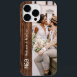 Monogram Foto par Wood Personlig Namn<br><div class="desc">Monogram Photo Couple Wood Personlig Namn Smartphone iphone case har ditt favoritfoto med personlig namn och monogram på ett trädeskaraktär. Perfekt som en gåva till make eller pojkvän för födelsedag,  jul,  Alla hjärtans dag,  årsdag med mera. Designad av ©Evco Studio www.zazzle.com/store/evcostudio</div>
