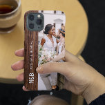 Monogram Foto par Wood Personlig Namn<br><div class="desc">Monogram Photo Couple Wood Personlig Namn Smartphone iphone case har ditt favoritfoto med personlig namn och monogram på ett trädeskaraktär. Perfekt som en gåva till make eller pojkvän för födelsedag,  jul,  Alla hjärtans dag,  årsdag med mera. Designad av ©Evco Studio www.zazzle.com/store/evcostudio</div>