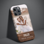 Monogram Foto par Wood Personlig Namn<br><div class="desc">Monogram Photo Couple Wood Personlig Namn Smartphone iphone case har ditt favoritfoto med personlig namn och monogram på ett trädeskaraktär. Perfekt som en gåva till make eller pojkvän för födelsedag,  jul,  Alla hjärtans dag,  årsdag med mera. Designad av ©Evco Studio www.zazzle.com/store/evcostudio</div>