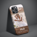Monogram Foto par Wood Personlig Namn<br><div class="desc">Monogram Photo Couple Wood Personlig Namn iphone case har ditt favoritfoto med personlig namn och monogram på en träaccent. Perfekt som en gåva till make eller pojkvän för födelsedag,  jul,  Alla hjärtans dag,  årsdag med mera. Designad av ©Evco Studio www.zazzle.com/store/evcostudio</div>