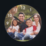 Monogram fotokalligrafi Handskriven familj Rund Klocka<br><div class="desc">Den här designen har skapats via digital grafik. Det kan vara personlig genom att klicka på knappen Anpassa och ändra färg, lägga till namn, initialer eller ord. Kontakta mig på colorflowcreations@gmail.com om du vill ha den här designen på en annan produkt. Köp min ursprungliga abstrakt akrylmålning för försäljning på www.etsy.com/shop/colorflowart....</div>