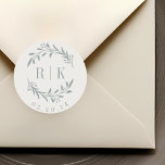 Monogram från Rustic Blue Botanical Wandeine Bröll Runt Klistermärke<br><div class="desc">Anpassningsbar- designade botaniska bröllop monogramklistermärken med dammig blåandeandedegen av elegant med datum för initialer och bröllop på neutraltens vita beige färg bakgrund. Perfekt för bröllop spara datum,  kuvert,  bröllopsförmånspaket med mera.</div>