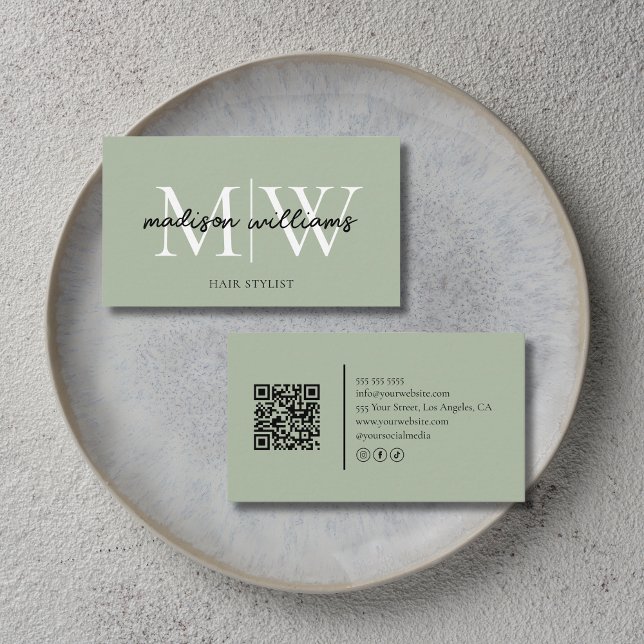 Monogram Frisör QR-kod Sagegrön Visitkort (Monogram Hair Stylist QR Code Sage Green Business Card)