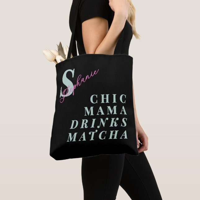 Monogram Funny Mama Matcha Green Tea Saying Black  Tygkasse (Närbild)