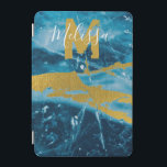 Monogram Geode Agate Gemstone Blue och Guld iPad Mini Skydd<br><div class="desc">Ett vackert blått och guld geode agerade kristallgemsten. Den här eleganten marmoreffektdesignen som kombinerar marmorblåtoner och guld skapar en sofistikerad biet av abstrakt konst. Perfekt födelsedagspresent,  daghemsdekoration,  barnrumskonst,  hemdekanter,  Julklapp eller gåva till andra speciella tillfällen. Anpassa monogrammet till din ursprungliga version och till namn.</div>