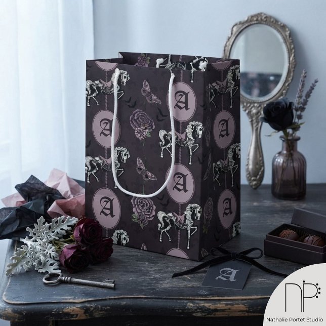Monogram gotisk häst mörklila (Monogram gothic horse and roses medium gift bag in deep purple for sophisticated gifting.)