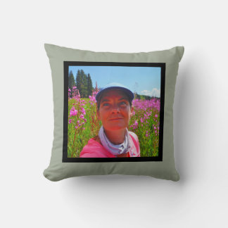 MONOGRAM-grått i fast form och vit tillagningsbild Kudde