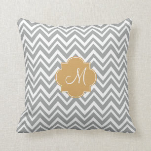 Monogram Grått och White Chevron Mönster med Guld Kudde