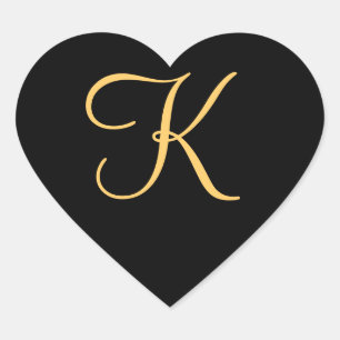 Monogram , guld färgad initial K på svart. Hjärtformat Klistermärke