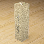 Monogram guld Glitter & Gnistra Presentask För Vinflaska<br><div class="desc">Guld Faux Glitter och Gnistra Elegant Presentask för Vinflaska. Den här Presentask för Vinflaska kan anpassas så att den omfattar ditt första och första namn och gör en underbar födelsedagsfest,  årsdag,  bachelorette-fest,  möhippa-gåva.</div>