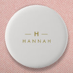 Monogram Guld Grått | Modern Elegant med minimalis Knapp<br><div class="desc">En enkel anpassningsbar i snyggt i ett modernt,  minimalistiskt typografi i guld på elegantens minimalistiska bakgrund av mjukt taupe grått. Monogrammet initialer och namn kan enkelt vara personlig tillsammans med funktionslinjen för att göra en så unik utformning som du är! Perfekten har skräddarsytt gåva eller tillbehör till tillfälle.</div>