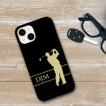 Monogram Guld Silhouette Golfer<br><div class="desc">Perfekt till golf fläkt,  den här telefonväskan har en guld silhuette golfer i fullt swing. Vid grund är ditt monogram inramat av tunt matchande guld linjer. Texten och bilden placeras på en svart bakgrund. Se till att du ser de matchande golftillbehör som finns i vår butik.</div>