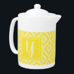 Monogram Gult tretonig Diamond Mönster<br><div class="desc">Gör teet i den här Monogram-Gulten med tre ton Diamond Mönster Tekanna. Den har en geometrisk diamant mönster i tre skuggor av gult med en inledande ljussken gult mot en mörks gult fyrkant. Anpassa den med ditt första. En underbar presentidé för teet älskare i ditt liv.</div>