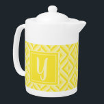 Monogram Gult tretonig Diamond Mönster<br><div class="desc">Gör teet i den här Monogram-Gulten med tre ton Diamond Mönster Tekanna. Den har en geometrisk diamant mönster i tre skuggor av gult med en inledande ljussken gult mot en mörks gult fyrkant. Anpassa den med ditt första. En underbar presentidé för teet älskare i ditt liv.</div>
