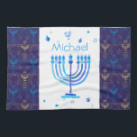Monogram Hanukkah Festival Menorah Ljus Kökshandduk<br><div class="desc">Hanukkah Menorah Ljus Helgdag-etikett. Monogram och Hanukkah-Logotypens Dekoration med de traditionella symbolerna mönster. Hem och boende > Köks och matsalar > Bord & kökslinne > Köksdukar. Israel,  Jerusalem. Modern design för sociala medier. Judaica Modern Design med textmall. Anpassa dem genom att lägga till namn eller önskemål.</div>