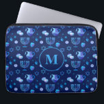 Monogram, Hanukkah judisk Helgdag Ornate Mönster Laptop Fodral<br><div class="desc">Monogram. Lycklig Hanukkah Party judisk Helgdag Blue Menorah mönster. Judiska Helgdag Chanukkah-Dekorationen med traditionell dekorationssymbol för Chanuka - Navy Blue färg hanukkiah menorah, ljusskygghet med ljus, stjärnan av David och nyblå ljus illustration. Hanukkah Festival of ljus Event Dekoration. Jerusalem, Israel. Elektronik > Caseser för Tablet & Laptop > Caseser för...</div>