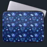 Monogram, Hanukkah judisk Helgdag Ornate Mönster Laptop Fodral<br><div class="desc">Monogram. Lycklig Hanukkah Party judisk Helgdag Blue Menorah mönster. Judiska Helgdag Chanukkah-Dekorationen med traditionell dekorationssymbol för Chanuka - Navy Blue färg hanukkiah menorah, ljusskygghet med ljus, stjärnan av David och nyblå ljus illustration. Hanukkah Festival of ljus Event Dekoration. Jerusalem, Israel. Elektronik > Caseser för Tablet & Laptop > Caseser för...</div>