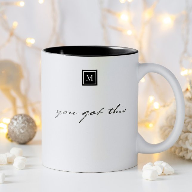 Monogram har den här inspirationsofferten Två-Tonad mugg (You got this motivation quote in fun modern typography you are able to personalize with monogram. )