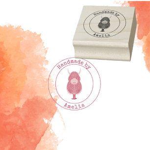 Monogram höglandskö som hanteras av stämpel