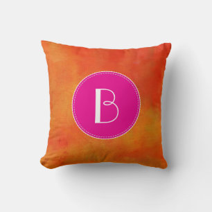 Monogram i bakgrunden till Abstrakten Orange Kudde