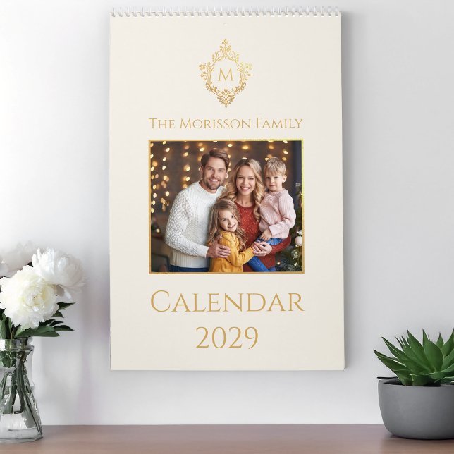 Monogram i Crest Elegant familjefoto Elfenbensvitt Kalender (Skapare uppladdad)