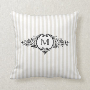 Monogram i ram på ränder kudde