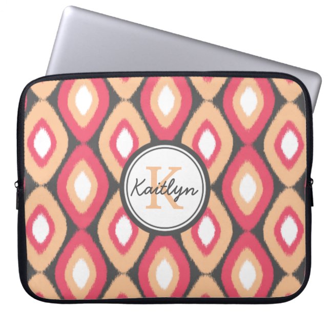 Monogram Ikat Diamonds Mönster Rosa Grått Laptop Sleeve (Framsidan)