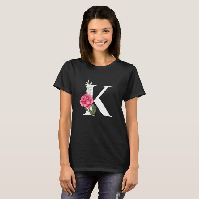 Monogram Initial Brev K i vitt med Rosa ros T Shirt (Hel framsida)