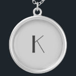 Monogram initial Elegant Minimalist Grått Black Silverpläterat Halsband<br><div class="desc">En gåva till henne. Ett inledande halsband i monogrammet som är elegant i enkelheten. Silver,  eller silver-plåt,  Grått och svart. Ändra den första versionen för att anpassa mottagaren.</div>
