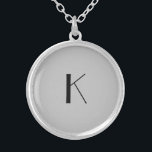 Monogram initial Elegant Minimalist Grått Black Silverpläterat Halsband<br><div class="desc">En gåva till henne. Ett inledande låsspärrhalsband i monogrammet som är elegant i enkelheten. Silver,  eller silver-plåt,  Grått och svart. Ändra den första versionen för att anpassa mottagaren.</div>