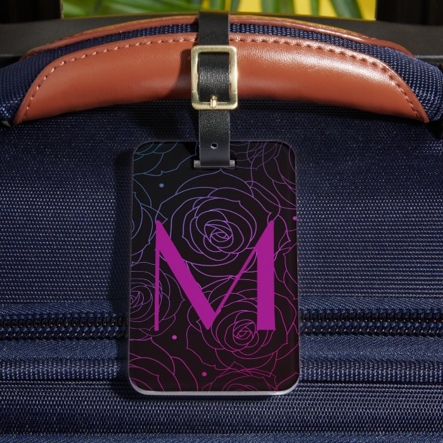 Monogram Initial Mörk Blommig Ros Magenta Lila Bagagebricka (Framsida Insitu 2)