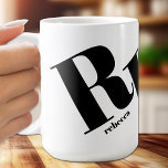 Monogram Initial Namn Kaffemugg<br><div class="desc">Din inledande monogram med stor chic och ditt första namn under finns på det unika kaffet mugg - perfekt för dig själv eller ge som gåva. *TIP: Du kan behöva använda verktygen Redigera för att justera placeringen av den ursprungliga filen.</div>