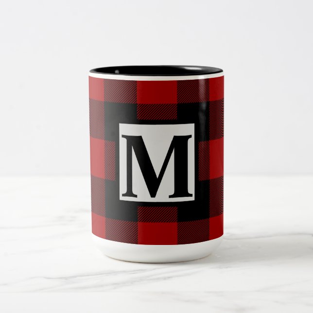 Monogram initial på röd och svart buffelplaid Två-Tonad mugg (Center)