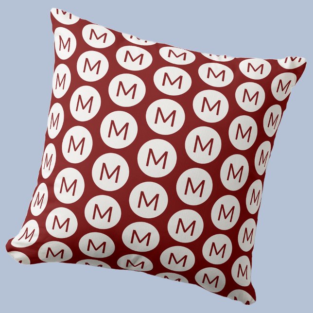 Monogram initial prickmönster personlig röd kudde (Polka dot spot pattern modern monogram initial personalized pillow In dark red burgundy)