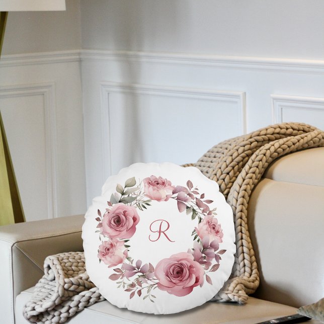 Monogram initial rosa rosor grönska akvarell  rund kudde (Pink Roses Wreath with Greenery Monogrammed Initial Bedroom or Living room Accent Throw Pillow)