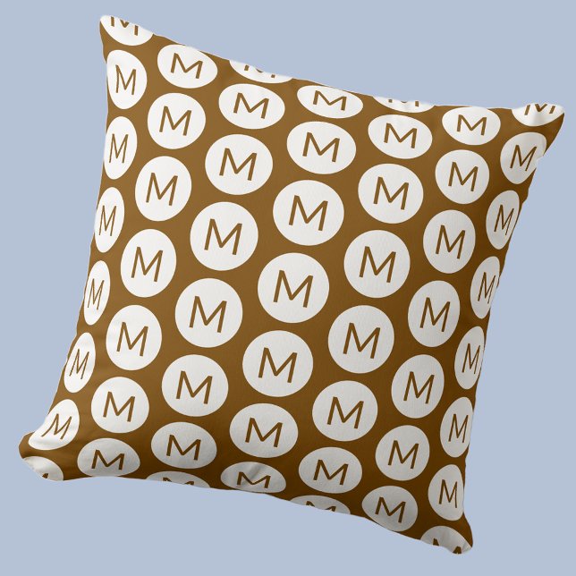 Monogram initial spot Mönster Personlig Brown Kudde (Polka dot spot pattern modern monogram initial personalized pillow In mocha brown)