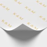 Monogram initialer brud brudgum par namn bröllop presentpapper<br><div class="desc">Designad med textmall för monograminitialer som du kan anpassa! Du kan också ändra färgerna som du önskar.</div>